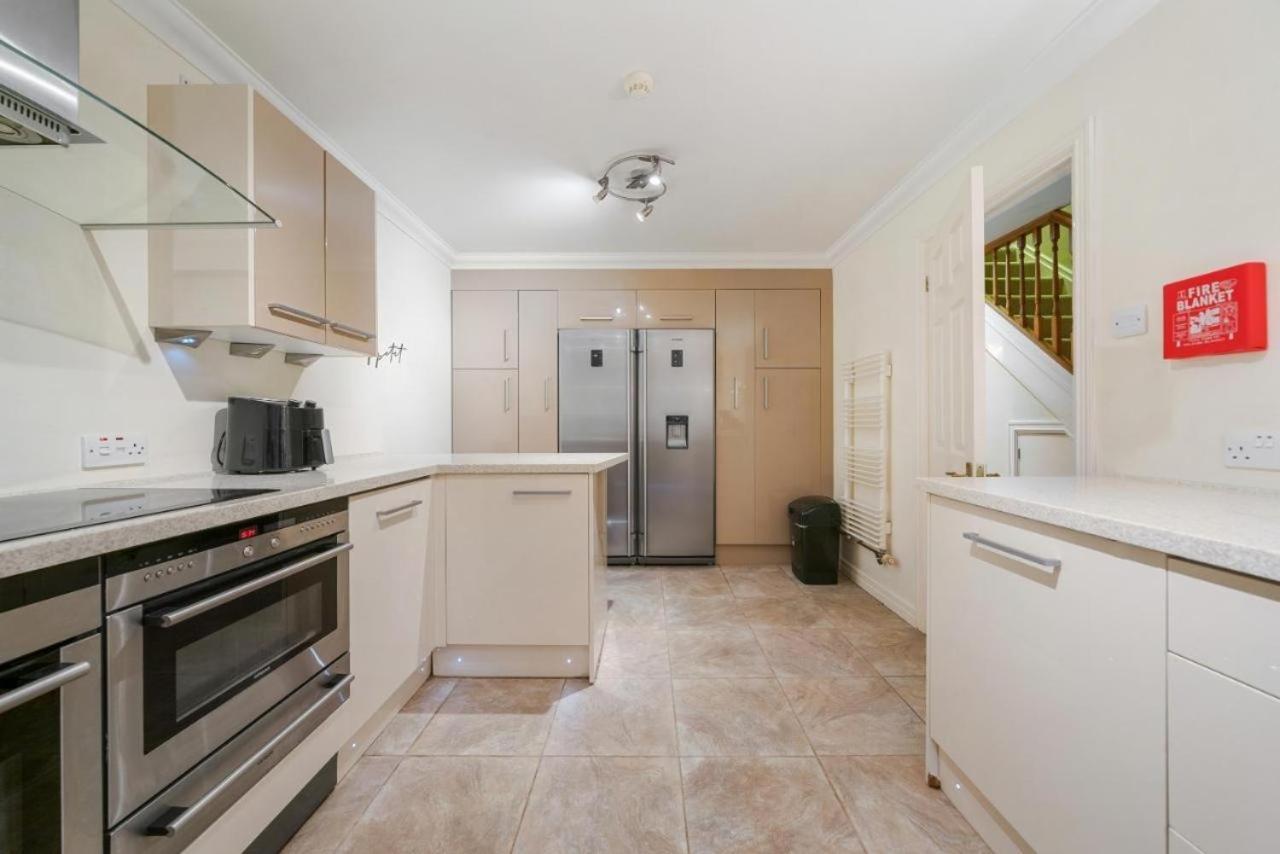 Three Bedroom House Near Bridge * Londres
