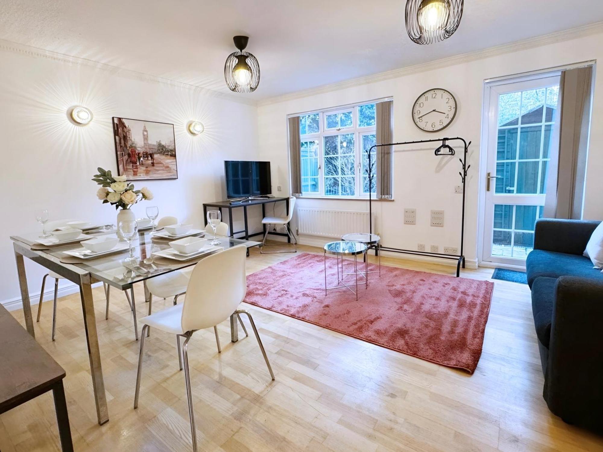 Three Bedroom House Near Bridge * Londres