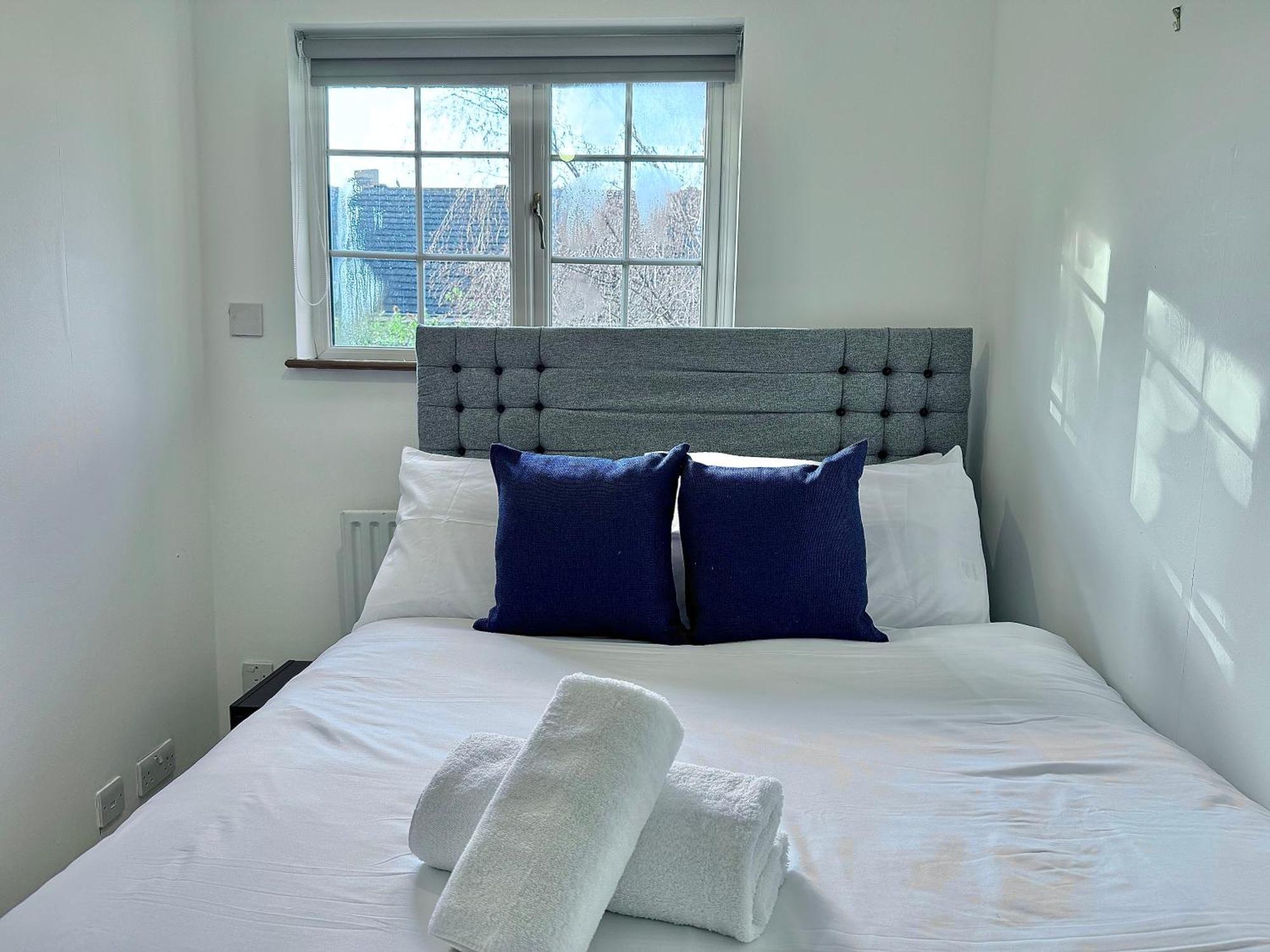 Three Bedroom House Near Bridge *